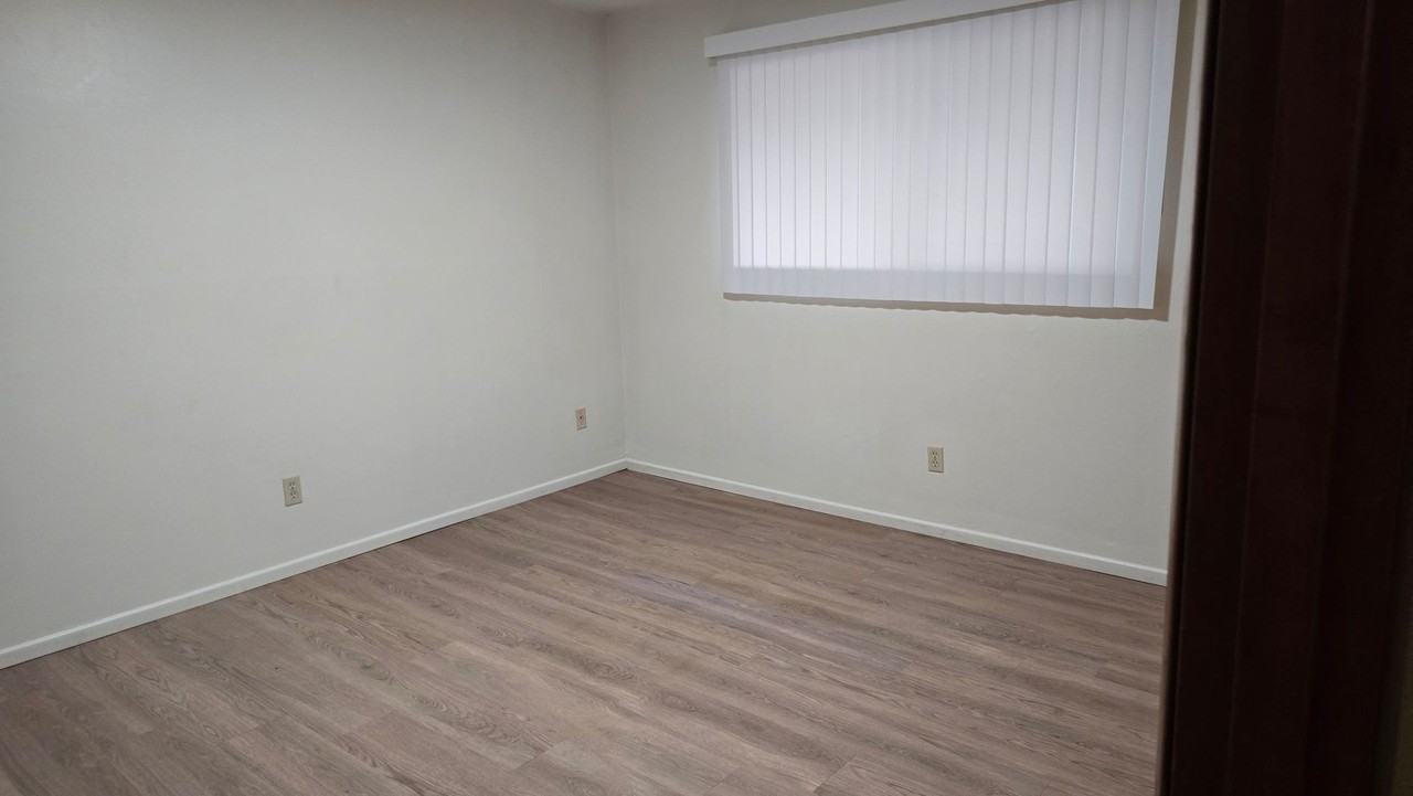 10905 Northeast 6th Street - Photo 6 of 7