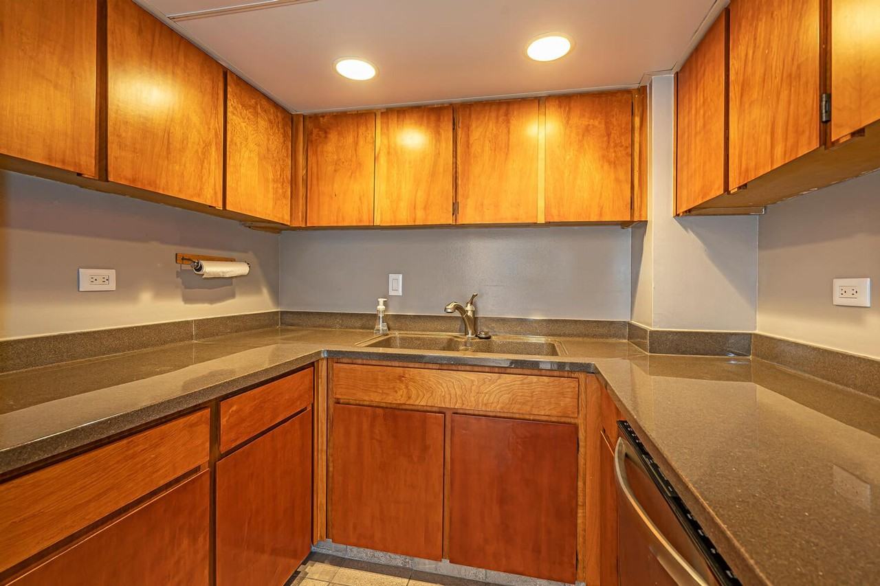 2499 Kapiolani Blvd #703 - Photo 6 of 17