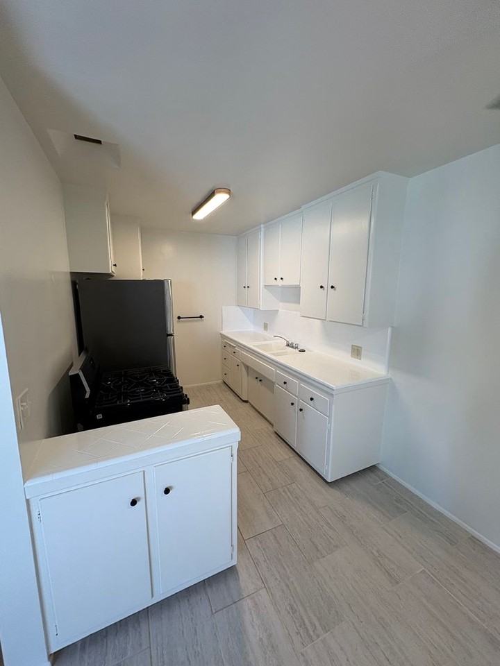 7832 West Manchester Avenue - Photo 4 of 13