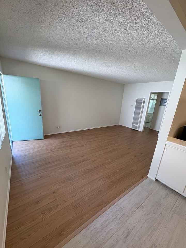 7832 West Manchester Avenue - Photo 6 of 13