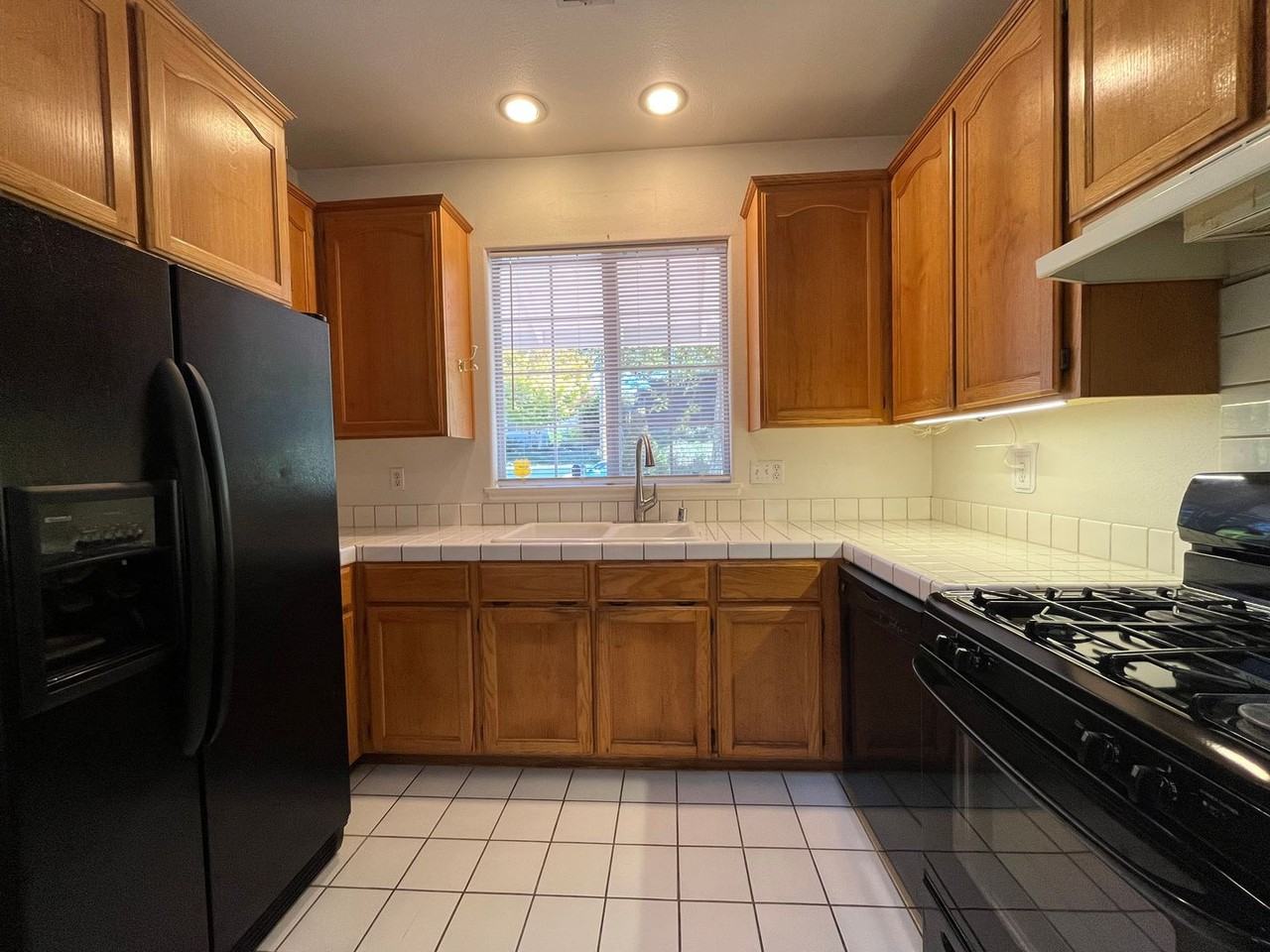 1146 Vista Dr - Photo 3 of 21