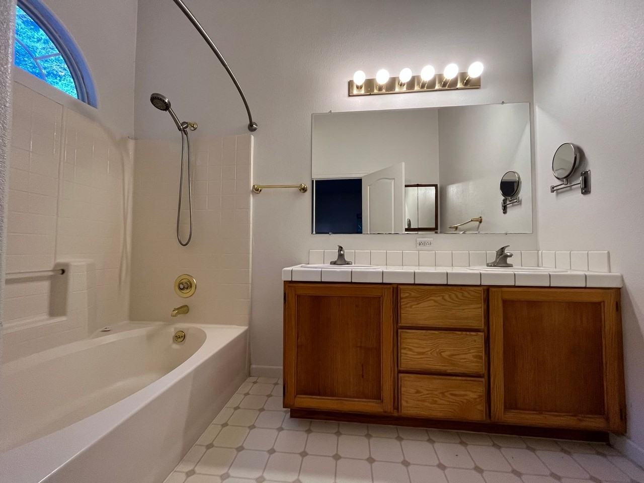 1146 Vista Dr - Photo 4 of 21