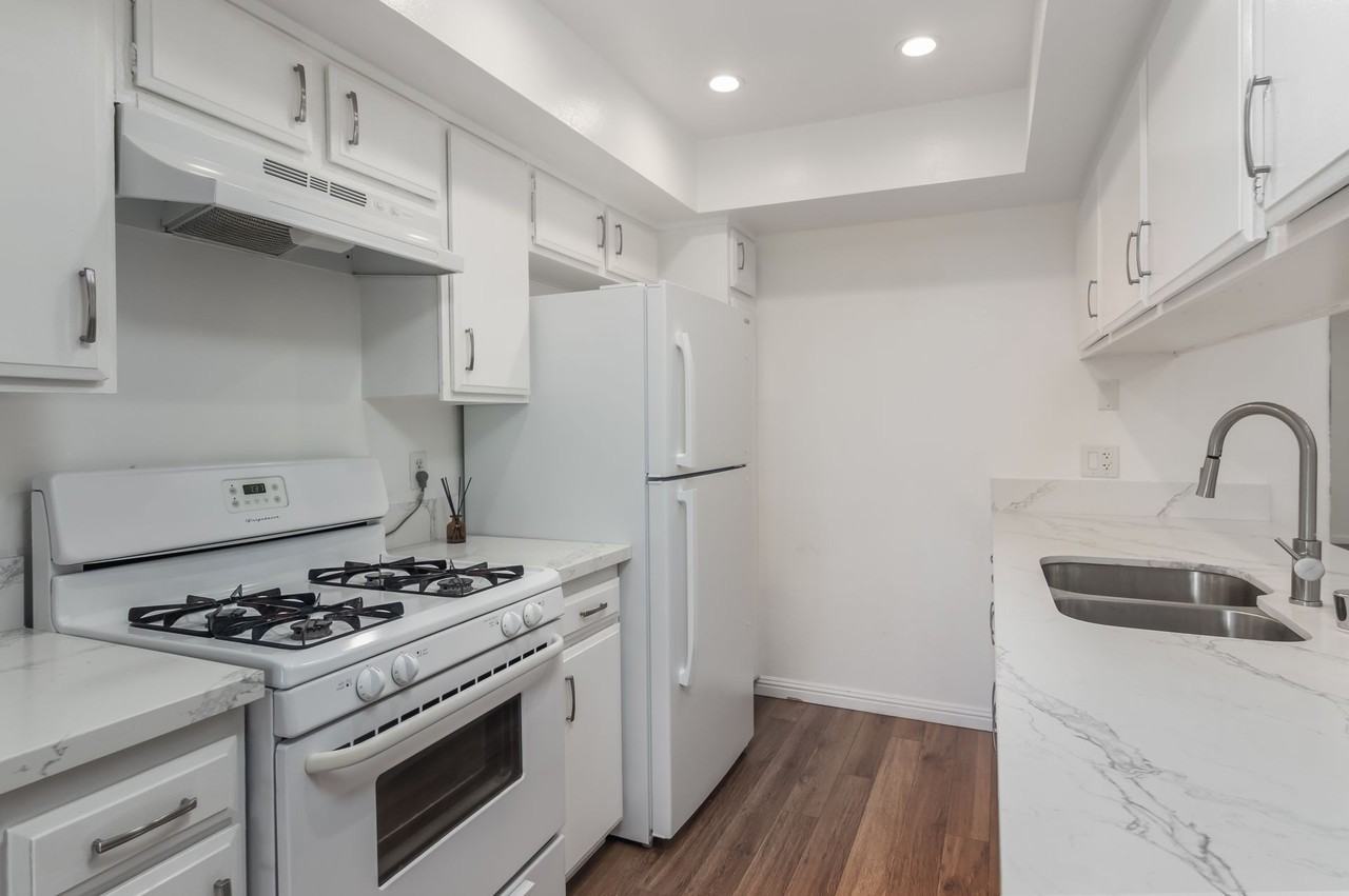 2700 2700 Cahuenga Blvd East No 1303 - Photo 5 of 32