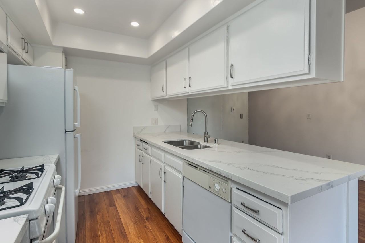 2700 2700 Cahuenga Blvd East No 1303 - Photo 7 of 32