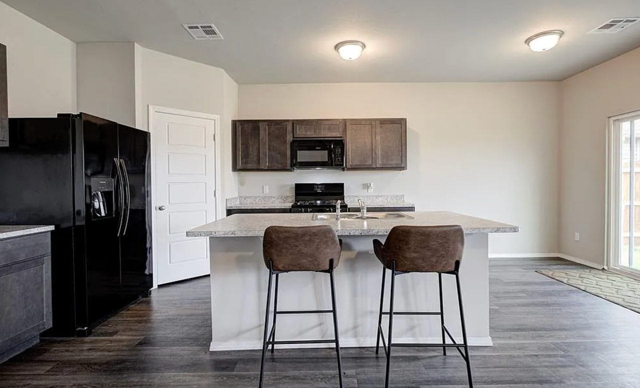 1821 Easton Ln - Photo 3 of 11