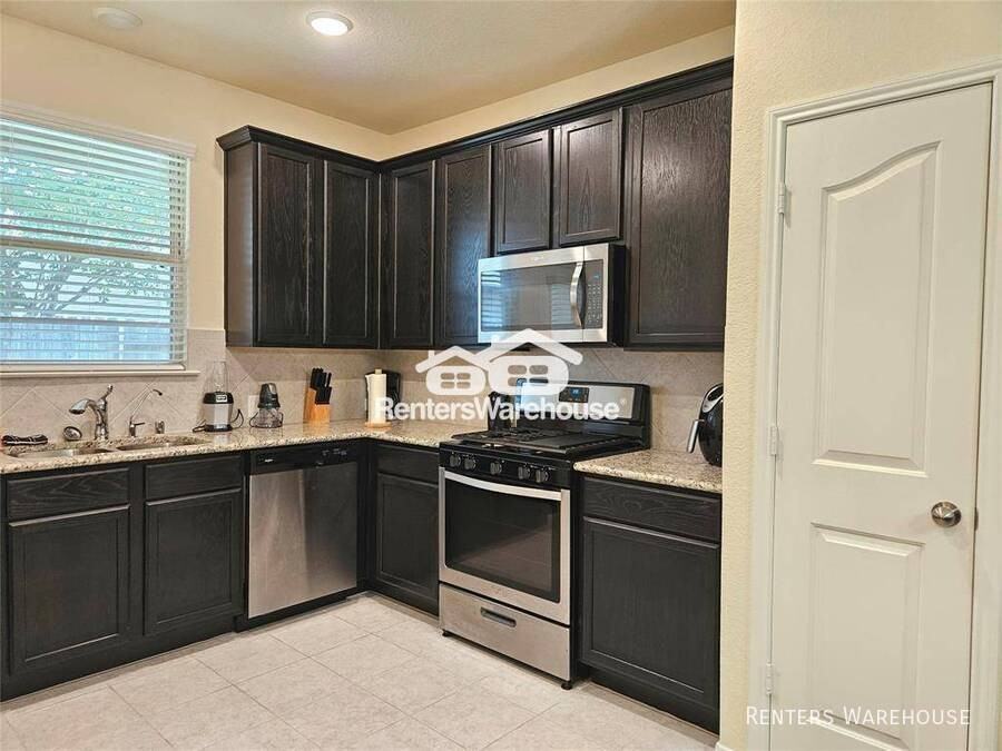 17018 Taffaine Dr - Photo 6 of 34