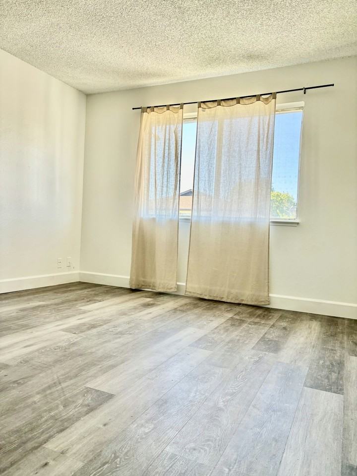 1331 Pinetree Drive, Unit 4 - Photo 6 of 14