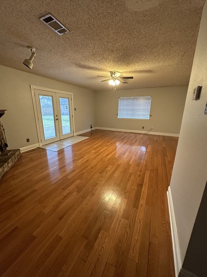 557 Esplanade St #NA - Photo 2 of 14