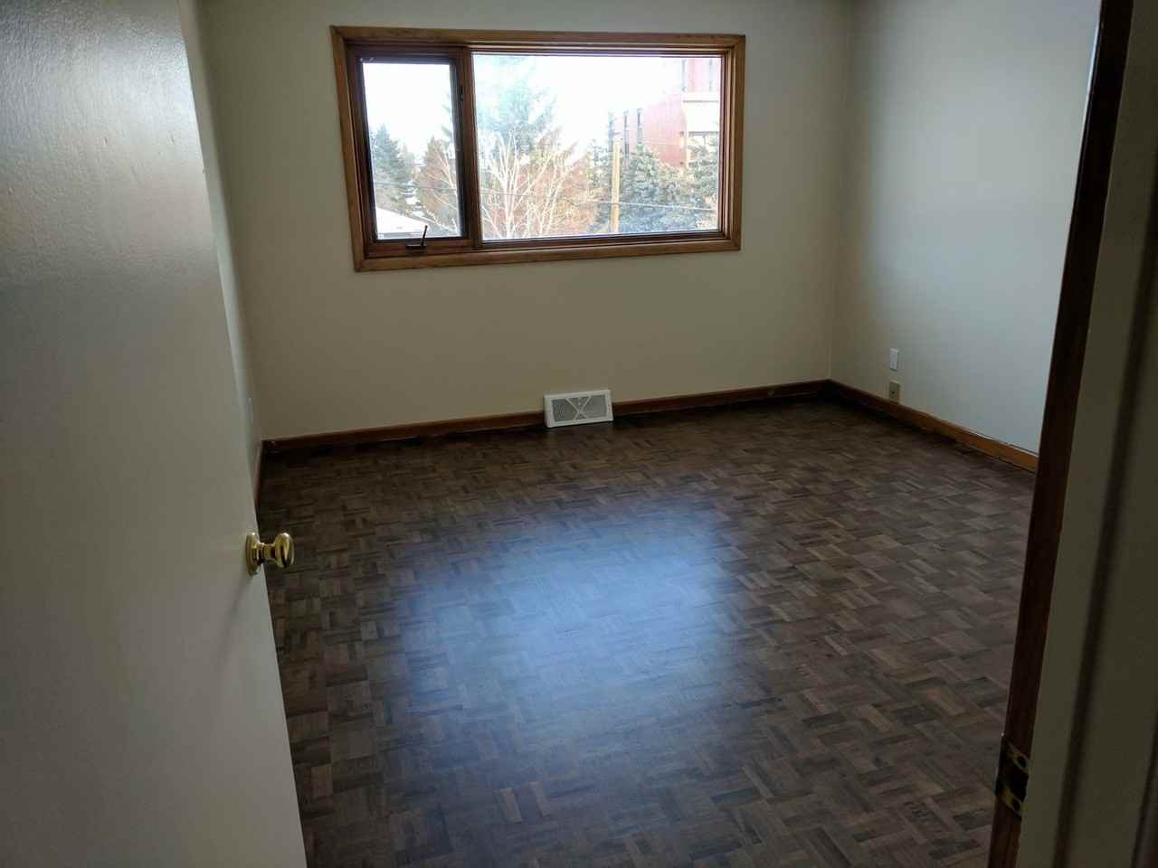 303 46 Ave Sw - Photo 3 of 31