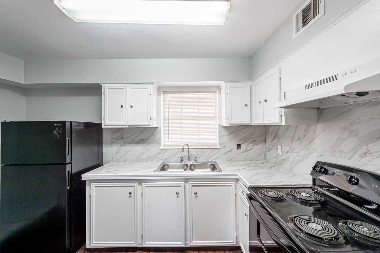 Casa Grande Apartments - Photo 6 of 24