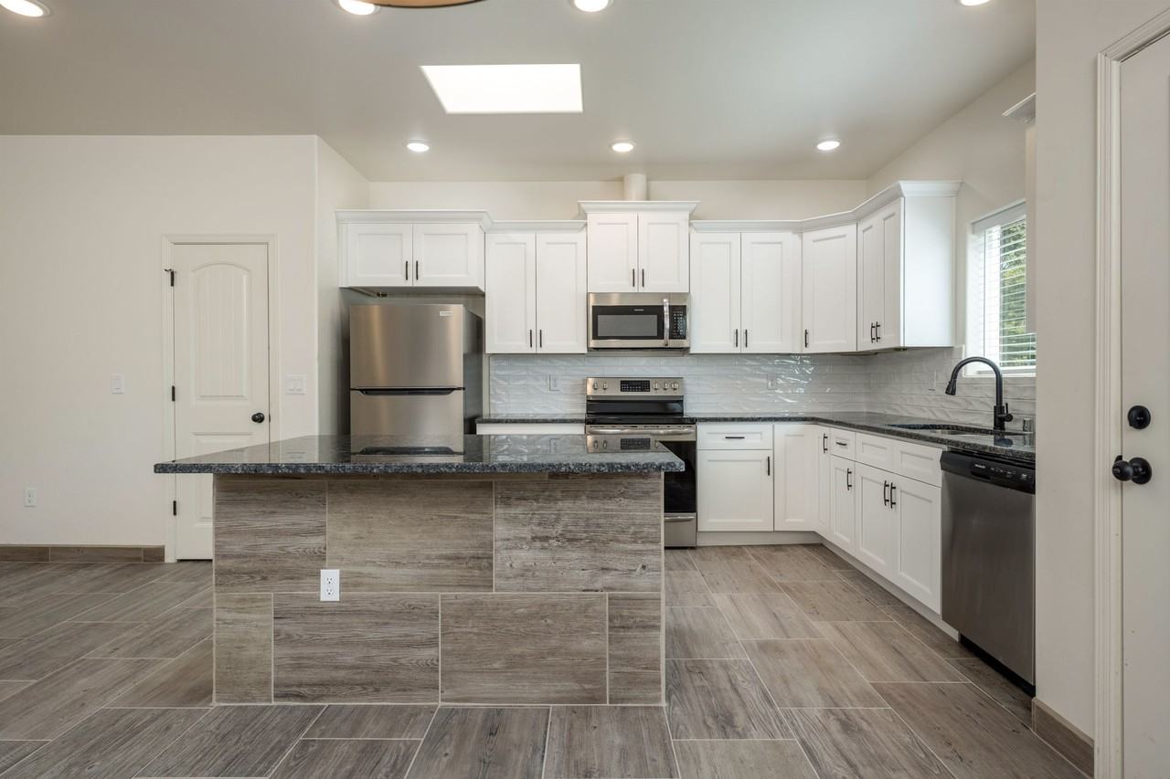 305 Wall Ave #C - Photo 3 of 13
