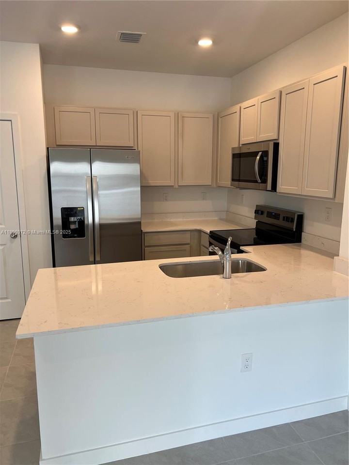 652 Nw 6th St - Photo 3 of 8