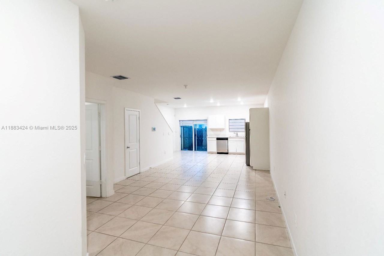 137 Ne 3rd Ct - Photo 3 of 8