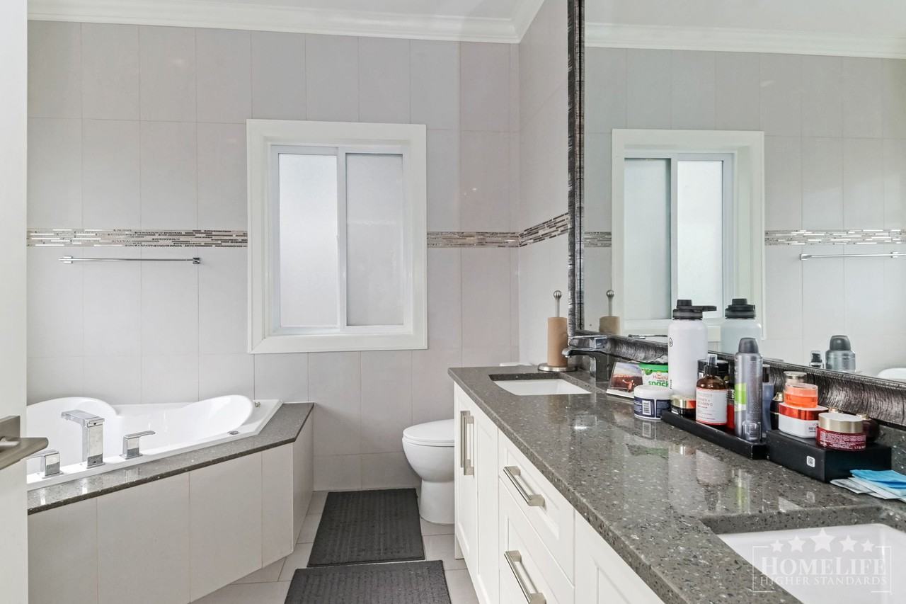 16482 63 Ave Uppr House - Photo 7 of 16