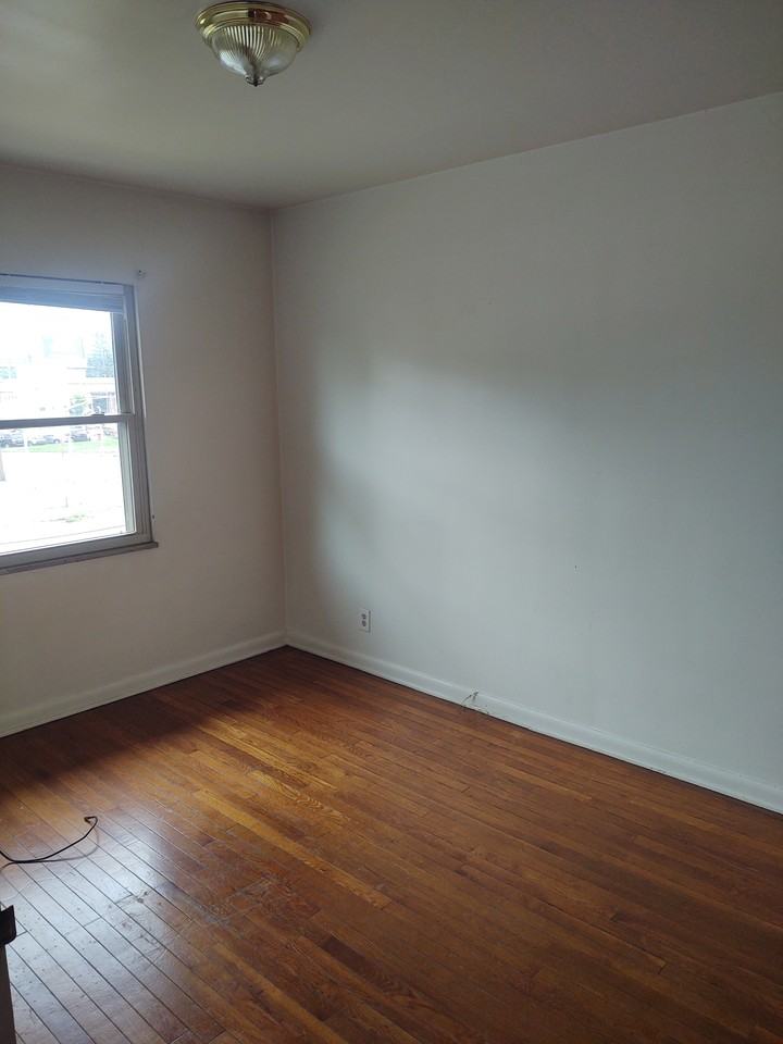 Harding Rd Apt - Photo 3 of 9