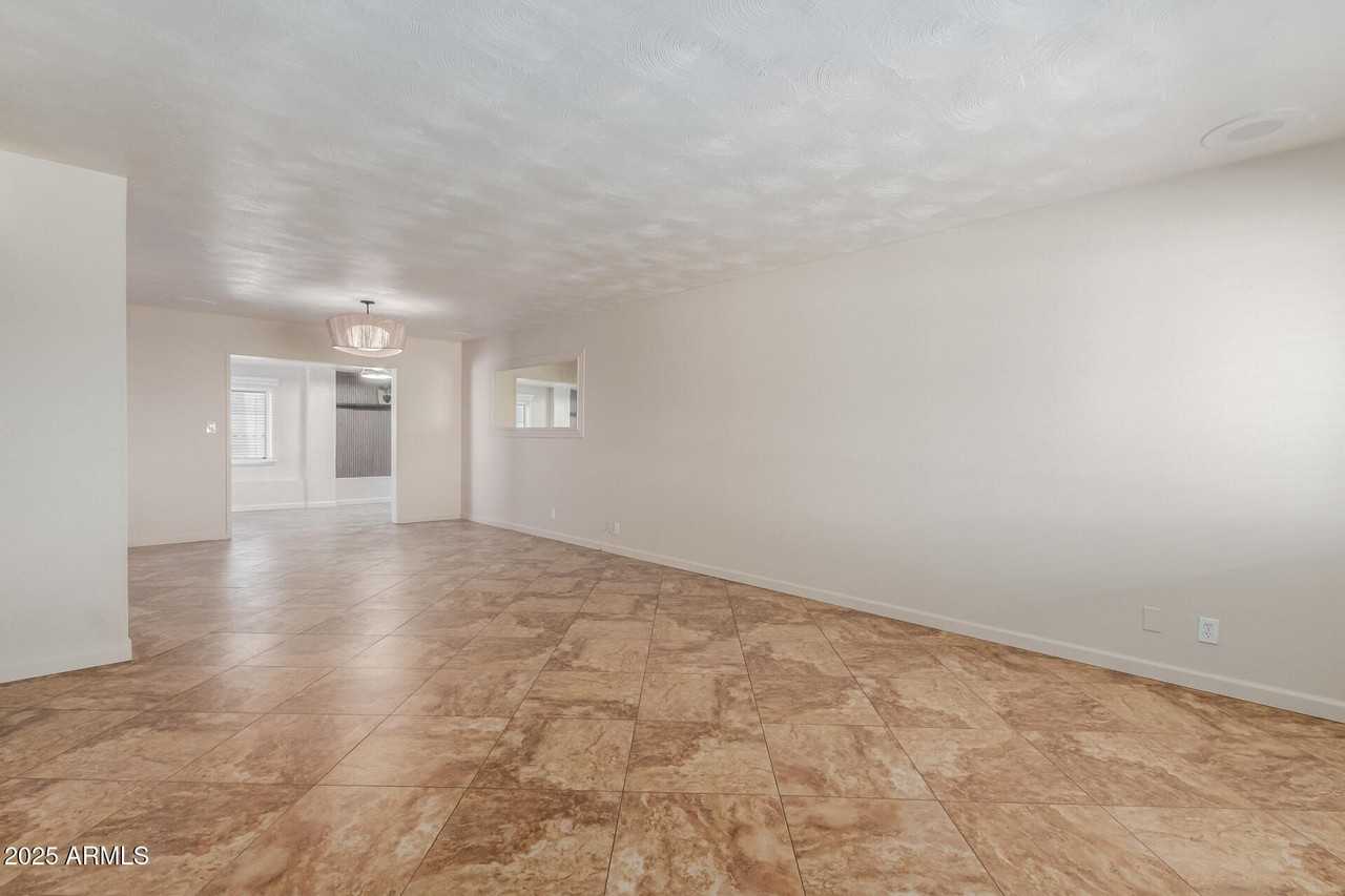 9415 N 16th St - Photo 5 of 38