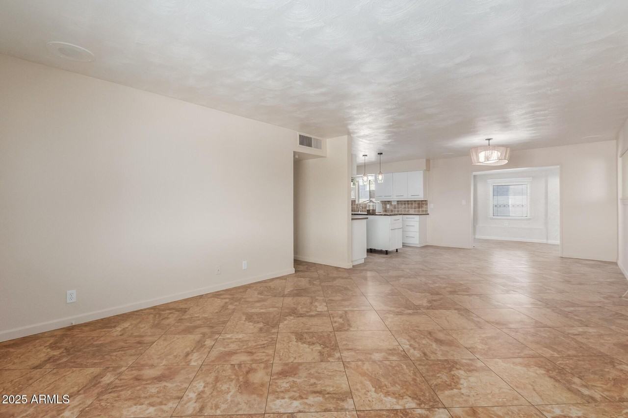 9415 N 16th St - Photo 6 of 38