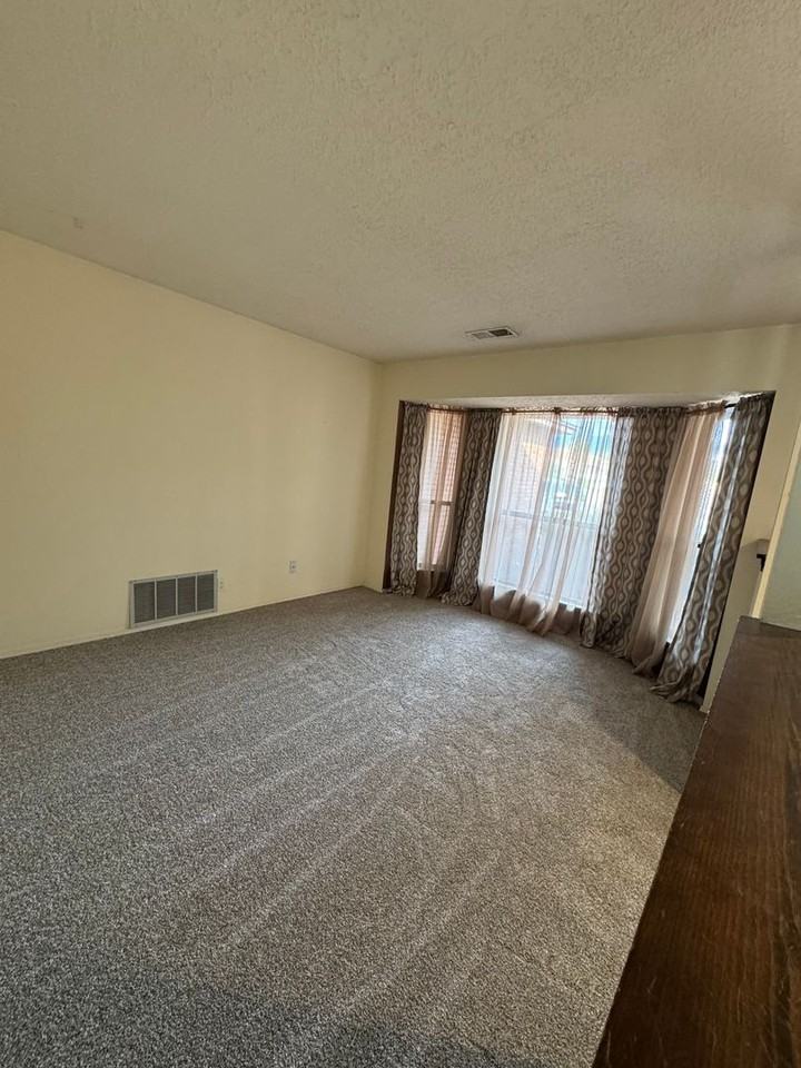 4801 Parsifal St Ne - Photo 3 of 13