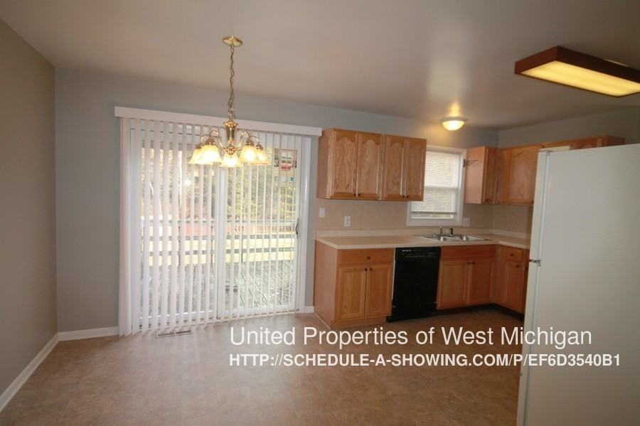 1718 Woodgate Dr SE - Photo 3 of 19