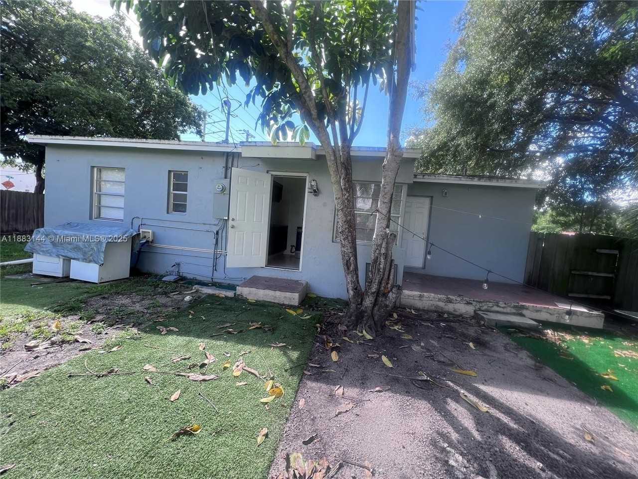 1385 Ne 129th St - Photo 5 of 19