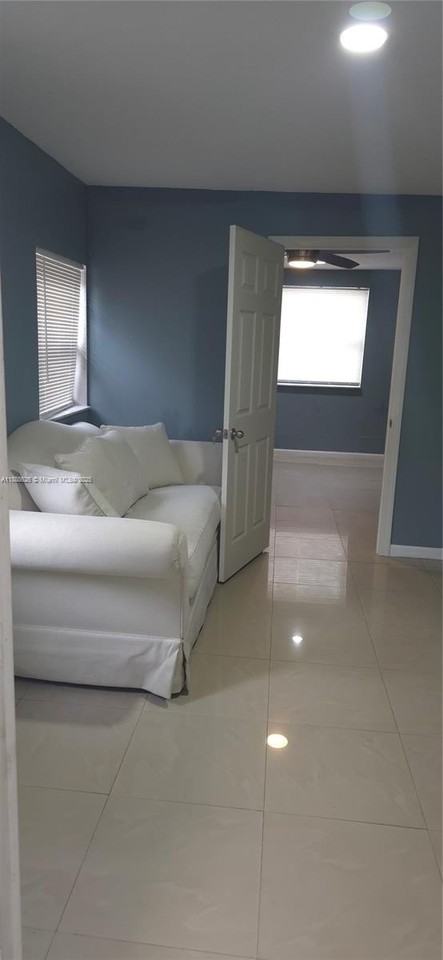 231 Sw 31st Ave #1A - Photo 3 of 26