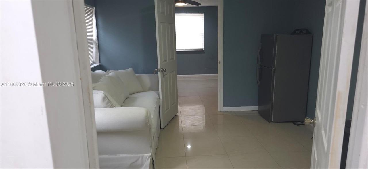 231 Sw 31st Ave #1A - Photo 4 of 26