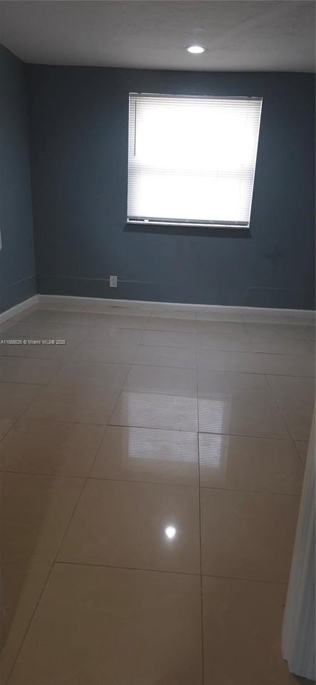 231 Sw 31st Ave #1A - Photo 5 of 26