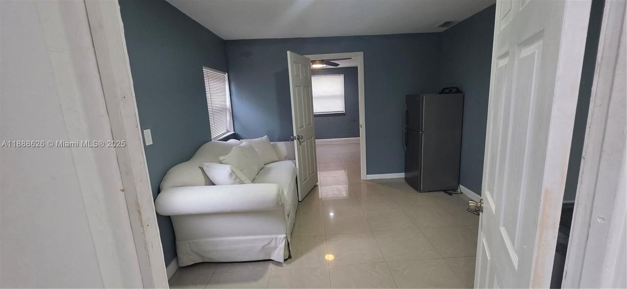 231 Sw 31st Ave #1A - Photo 6 of 26