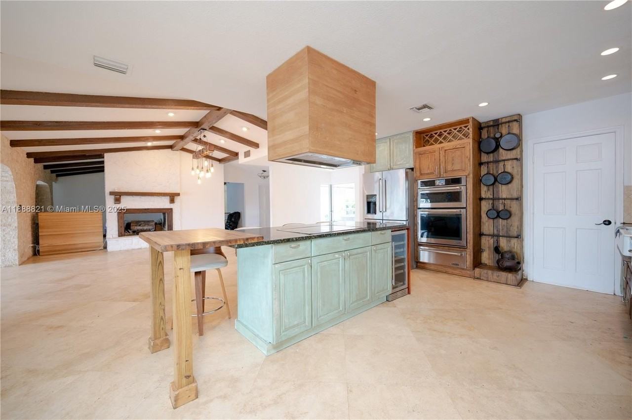 9881 Sw 1st Ct - Photo 7 of 50