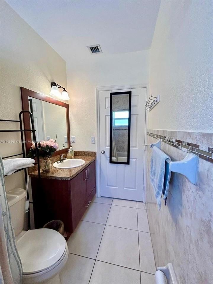 7941 Nw 14th Pl #7941 - Photo 5 of 10