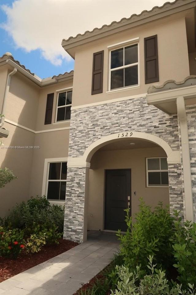 1529 Se 27th Rd - Photo 2 of 9