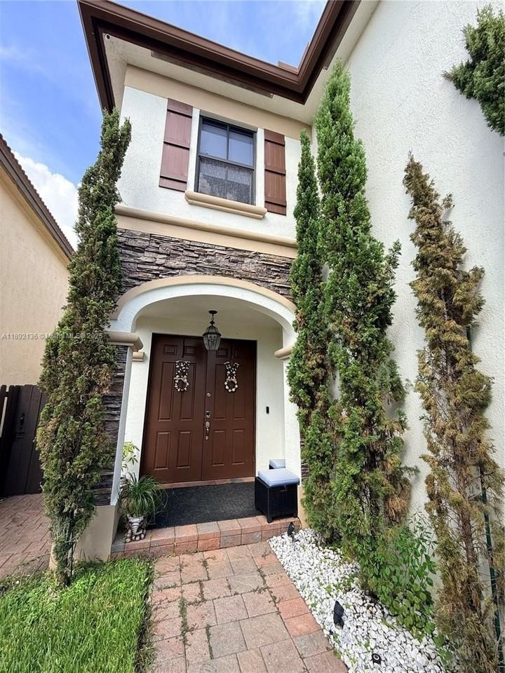 8640 Nw 101st Pl #8640 - Photo 4 of 36