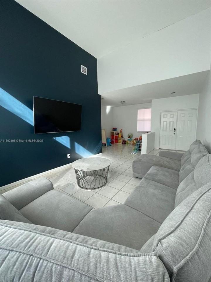 10470 Sw 16th St - Photo 4 of 26