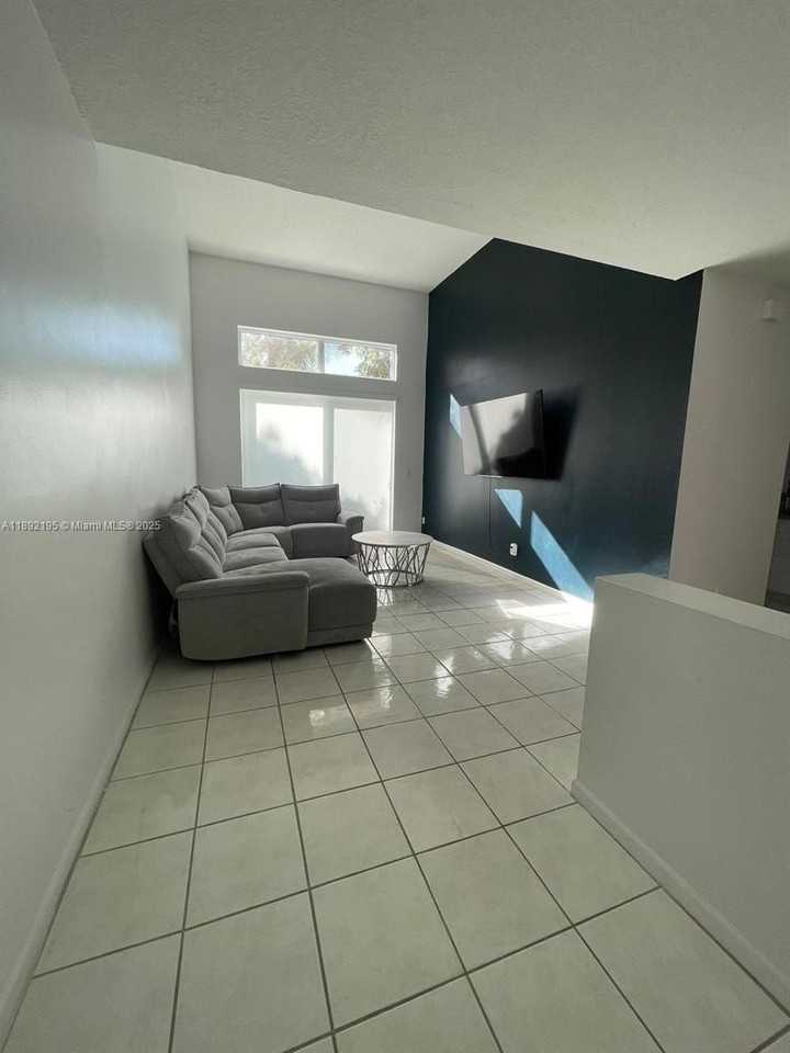 10470 Sw 16th St - Photo 5 of 26