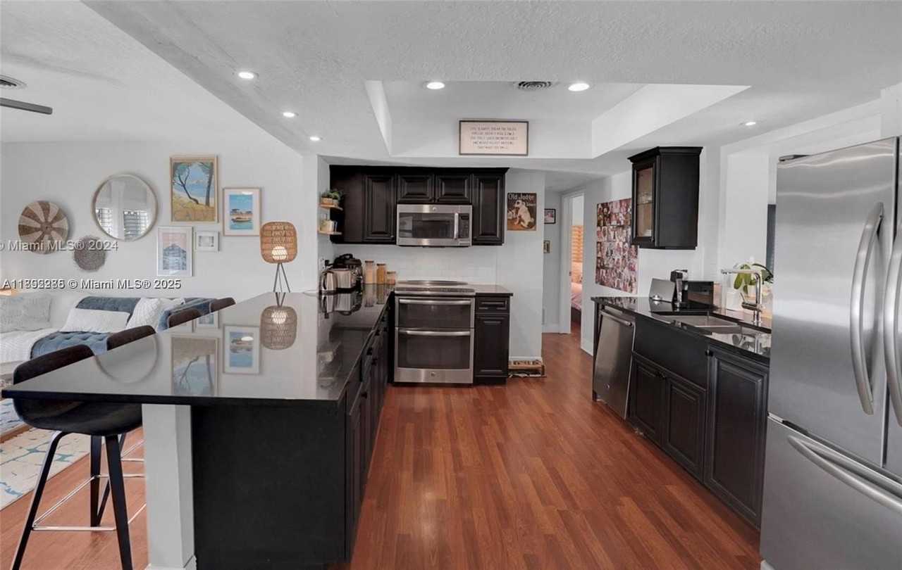 640 Nw 12th Ave - Photo 4 of 27