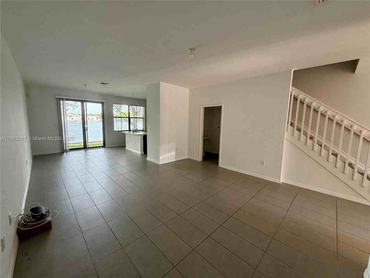 1075 Nw 33rd Mnr - Photo 4 of 27