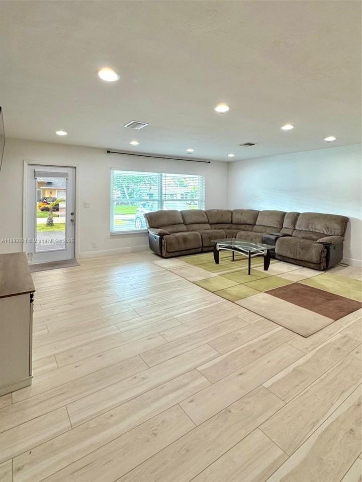 120 Ne 9th Ave #120A - Photo 4 of 18