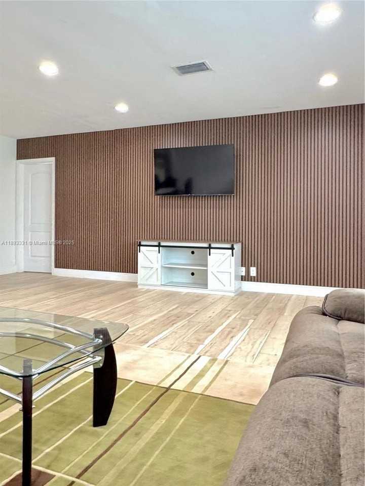 120 Ne 9th Ave #120A - Photo 5 of 18