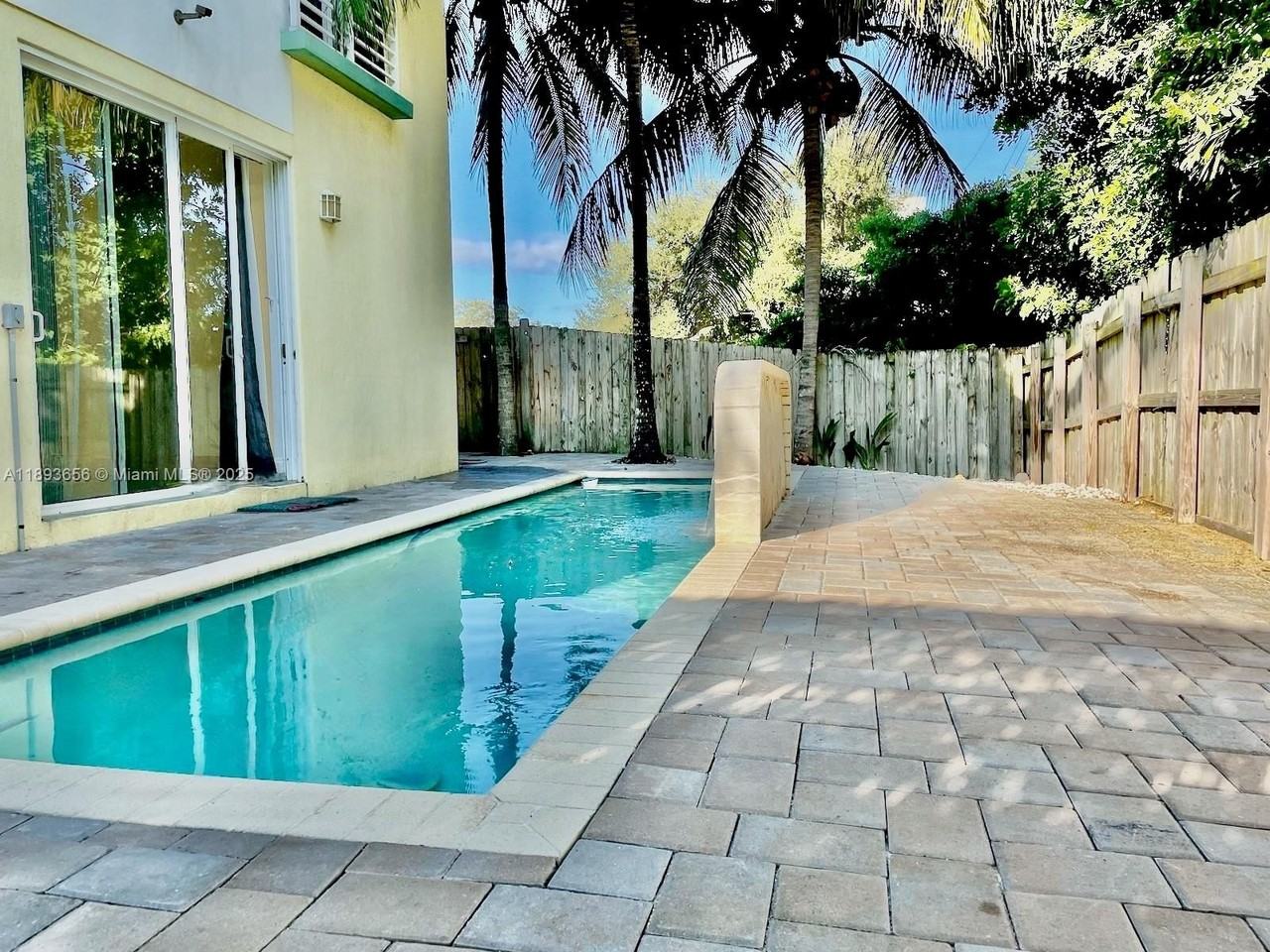 813 Se 18th Ct - Photo 3 of 43