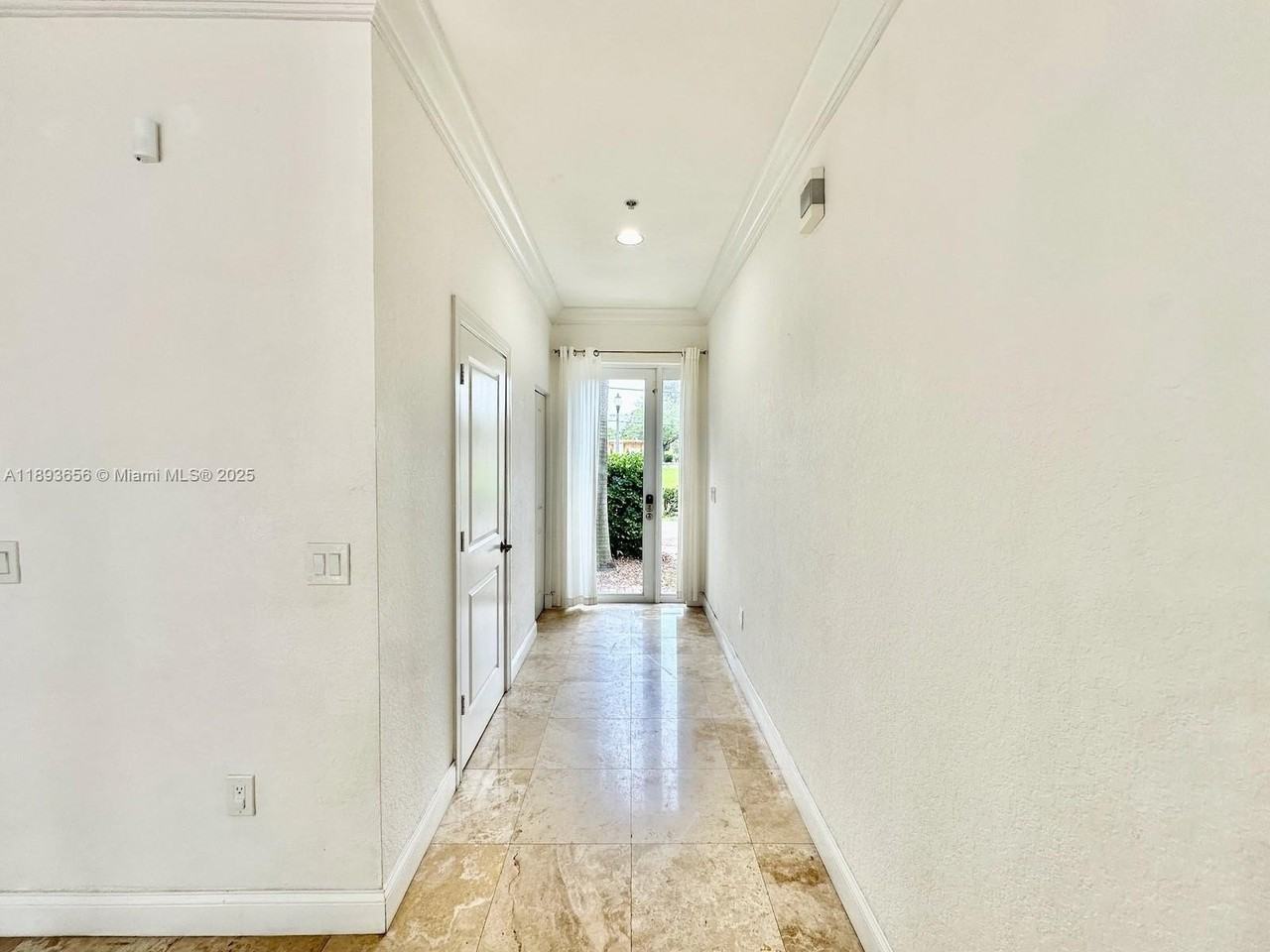 813 Se 18th Ct - Photo 4 of 43