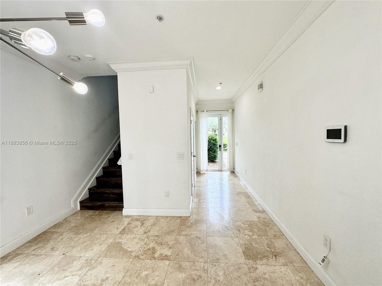 813 Se 18th Ct - Photo 5 of 43