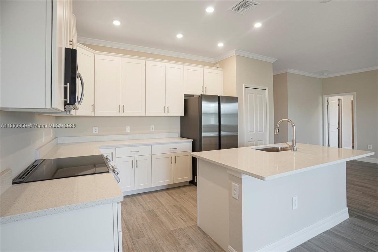 16845 Cayo Key Dr - Photo 5 of 28