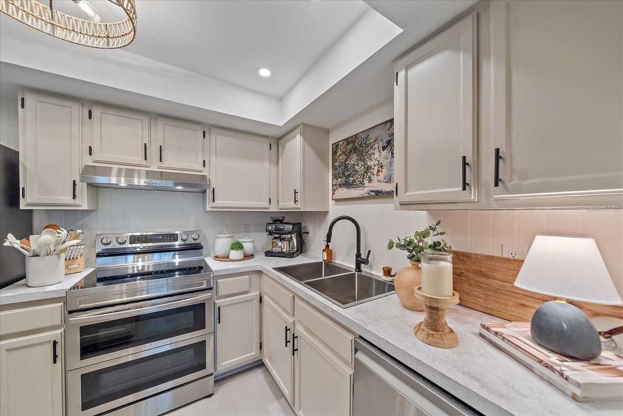 1211 Capri Isles Blvd #6 - Photo 6 of 21