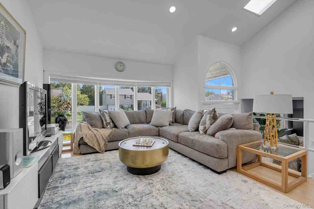 38 Loretta Dr - Photo 2 of 25