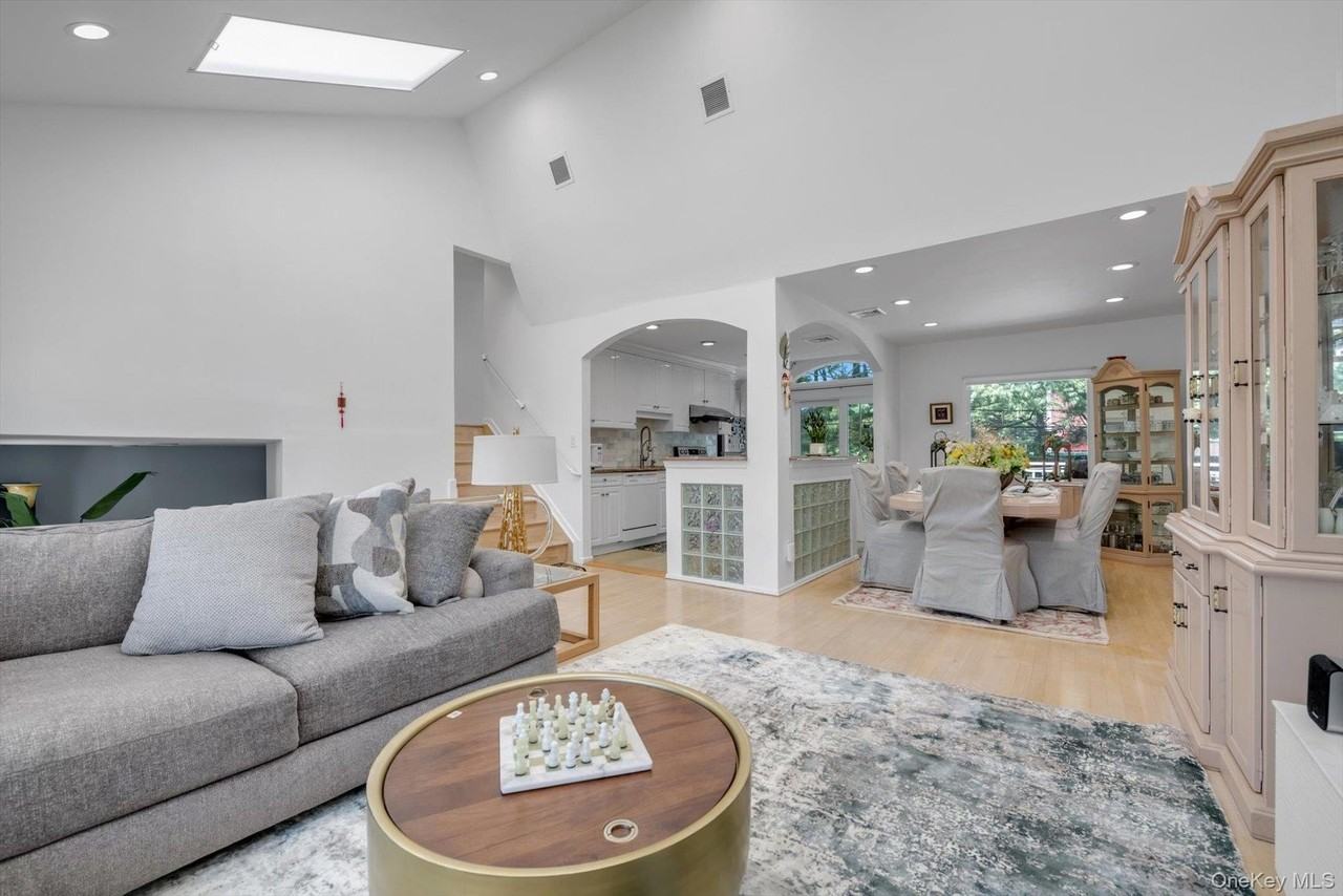 38 Loretta Dr - Photo 4 of 25