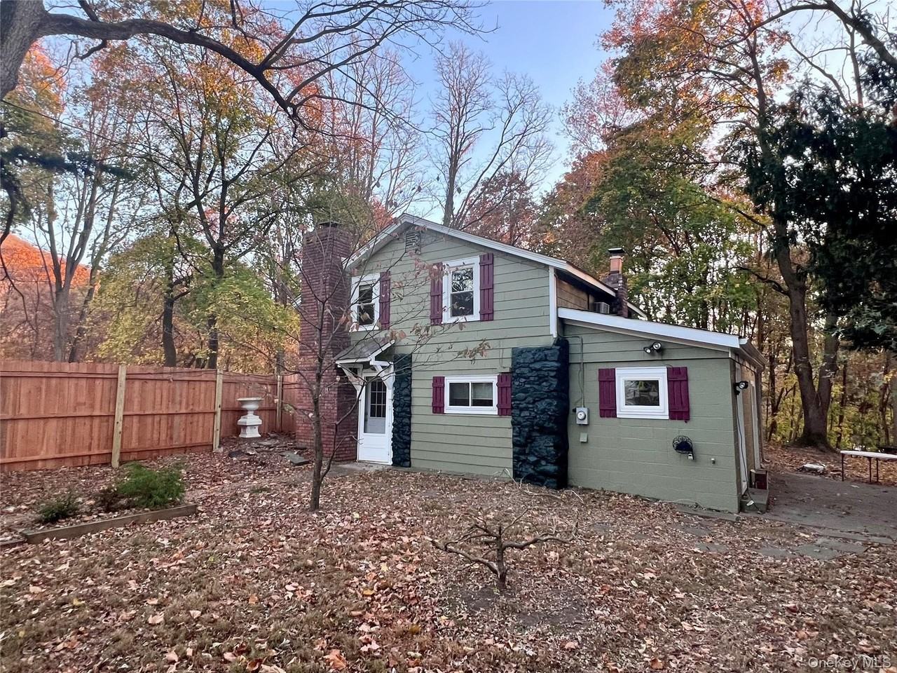 863 Wolcott Ave - Photo 4 of 29