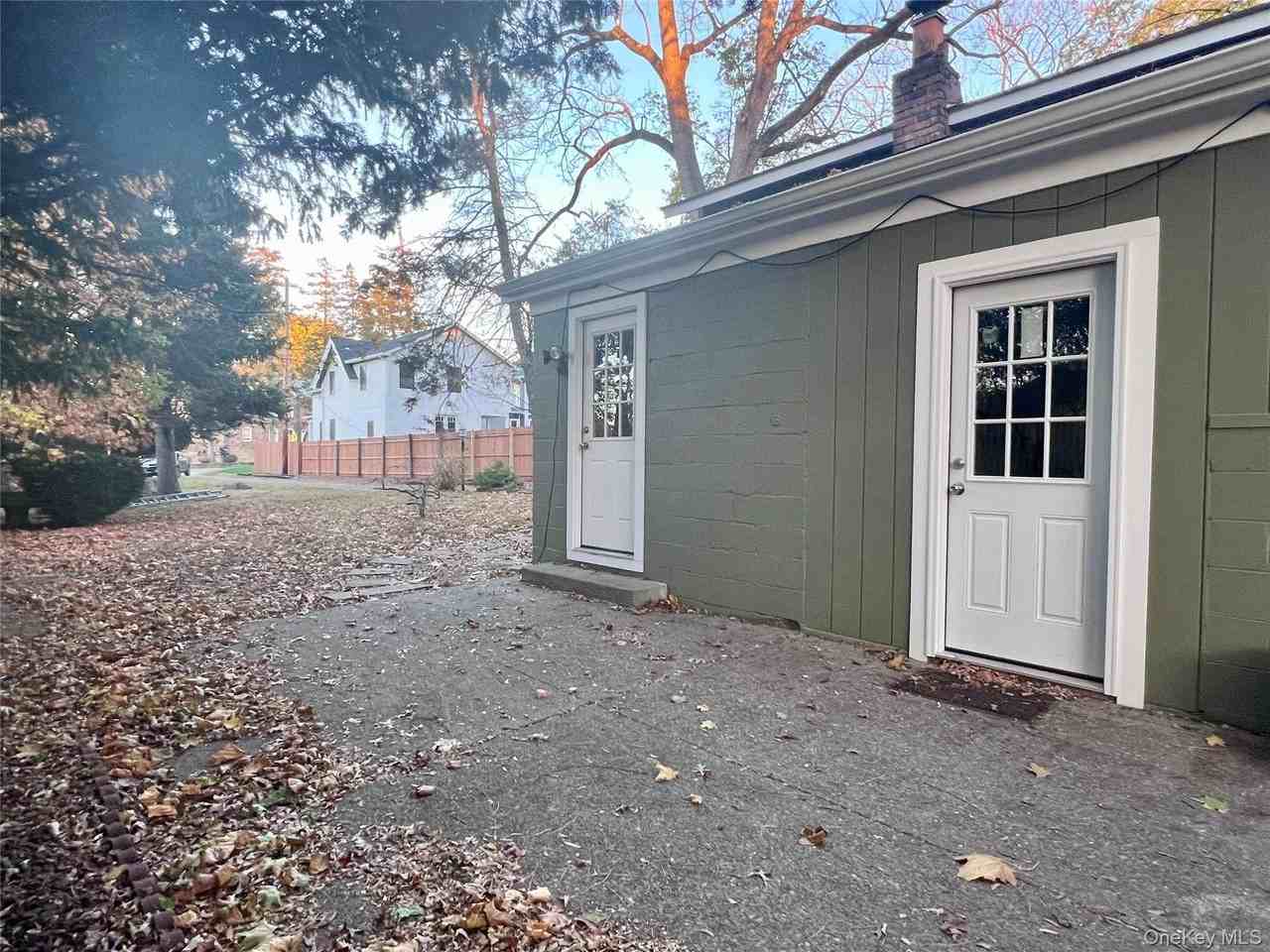 863 Wolcott Ave - Photo 6 of 29