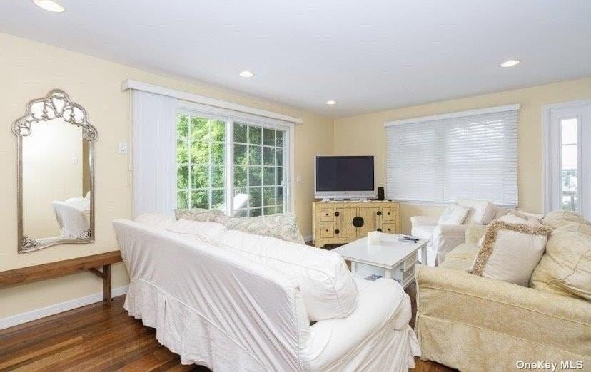 748 Ocean Breeze Walk - Photo 4 of 17