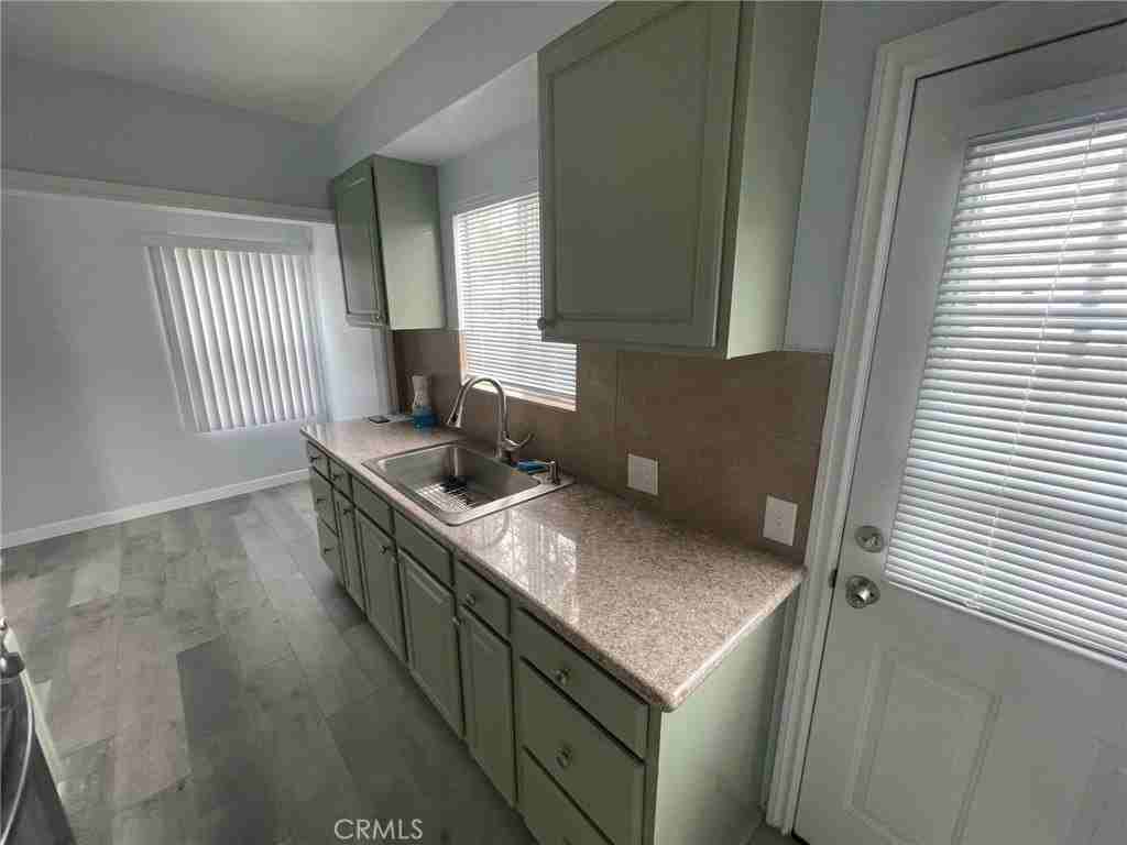 2304 N Niagara St - Photo 4 of 15