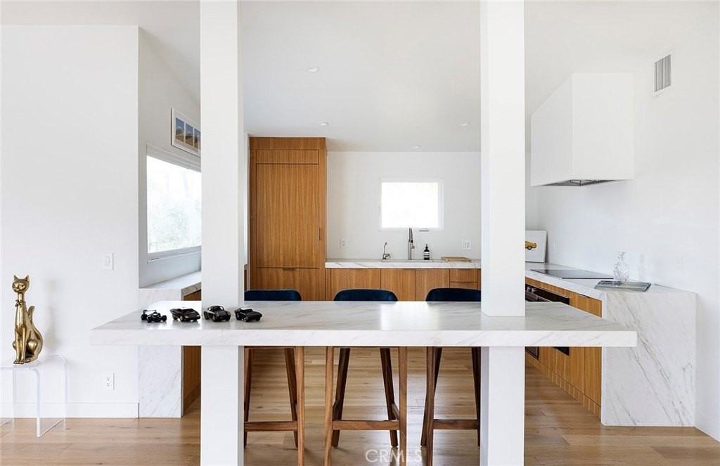 1504 Westcliff Dr #5 - Photo 4 of 19